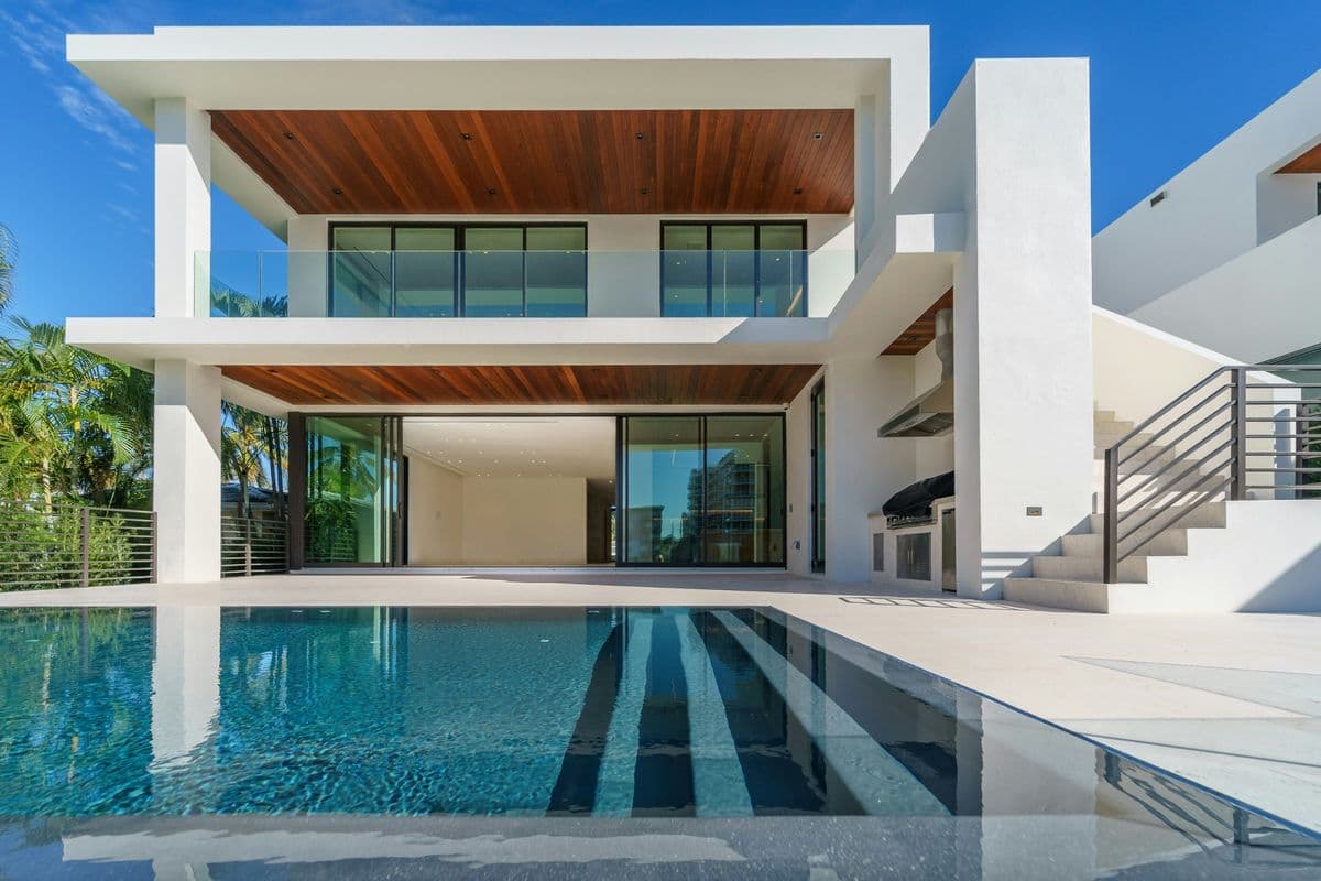 Rumah tropis modern dengan plafon kayu dan kolam renang